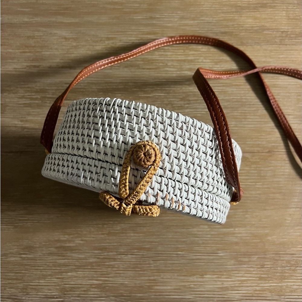 White Round Woven Wicker Crossbody Bag - Picture 5 of 7